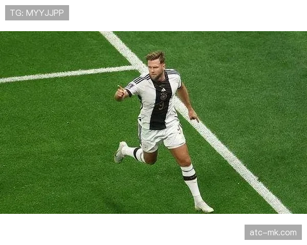 格雷罗精准弧线传中越过三人，菲尔克鲁格头球砸中横梁